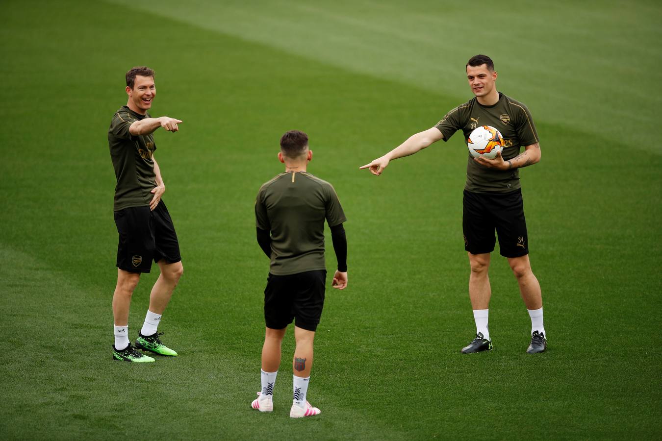 El Arsenal ha aterrizado en Valencia este miércoles y se ha entrenado esta tarde en Mestalla de cara al partido de vuelta de la semifinal de la UEFA Europa League 2018-2019. Marcelino y Gayà por un lado y Unai Emery y Petr Cech por otro han protagonizado las ruedas de prensa previas al choque.