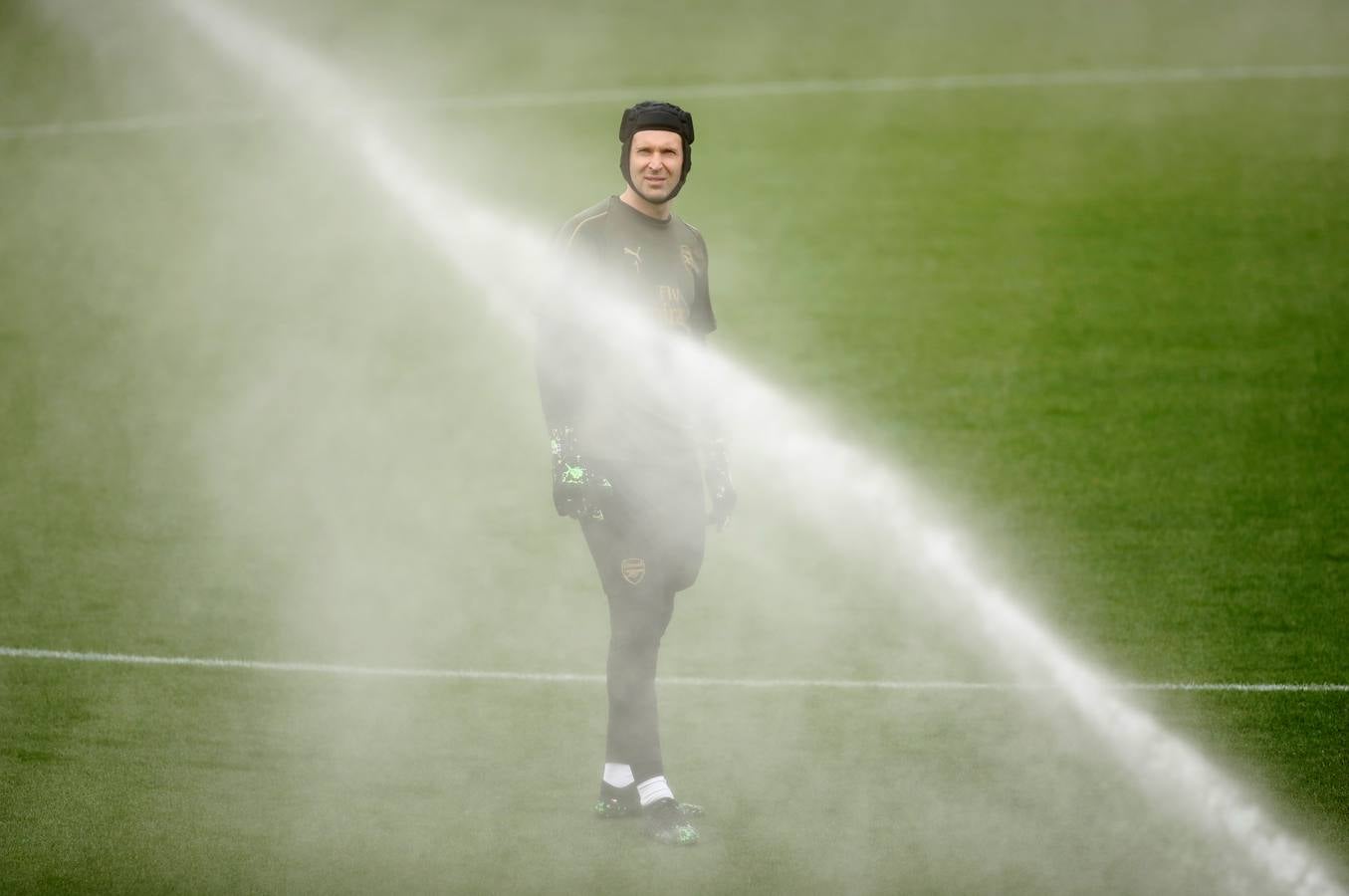 El Arsenal ha aterrizado en Valencia este miércoles y se ha entrenado esta tarde en Mestalla de cara al partido de vuelta de la semifinal de la UEFA Europa League 2018-2019. Marcelino y Gayà por un lado y Unai Emery y Petr Cech por otro han protagonizado las ruedas de prensa previas al choque.