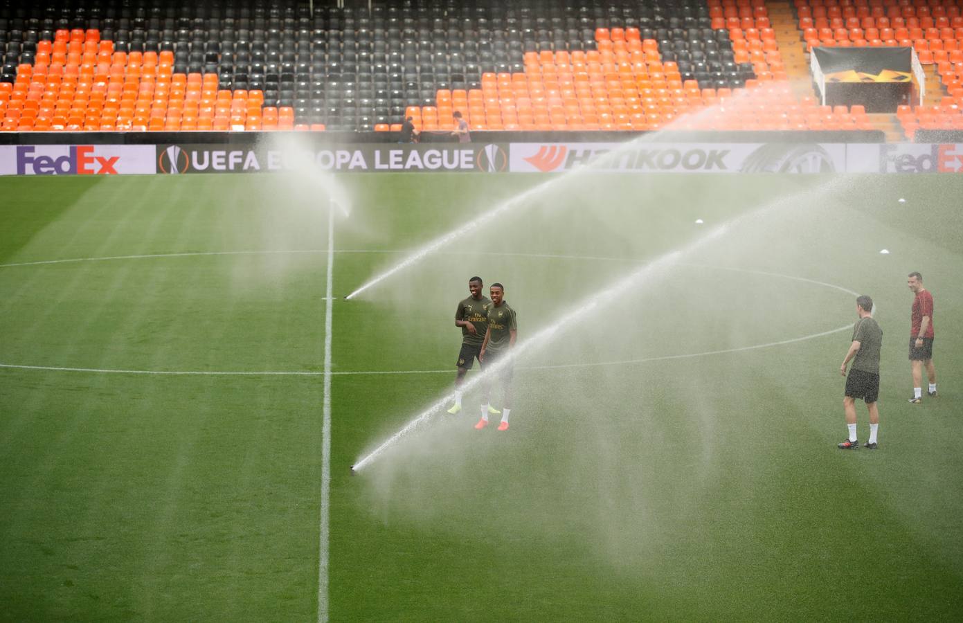 El Arsenal ha aterrizado en Valencia este miércoles y se ha entrenado esta tarde en Mestalla de cara al partido de vuelta de la semifinal de la UEFA Europa League 2018-2019. Marcelino y Gayà por un lado y Unai Emery y Petr Cech por otro han protagonizado las ruedas de prensa previas al choque.