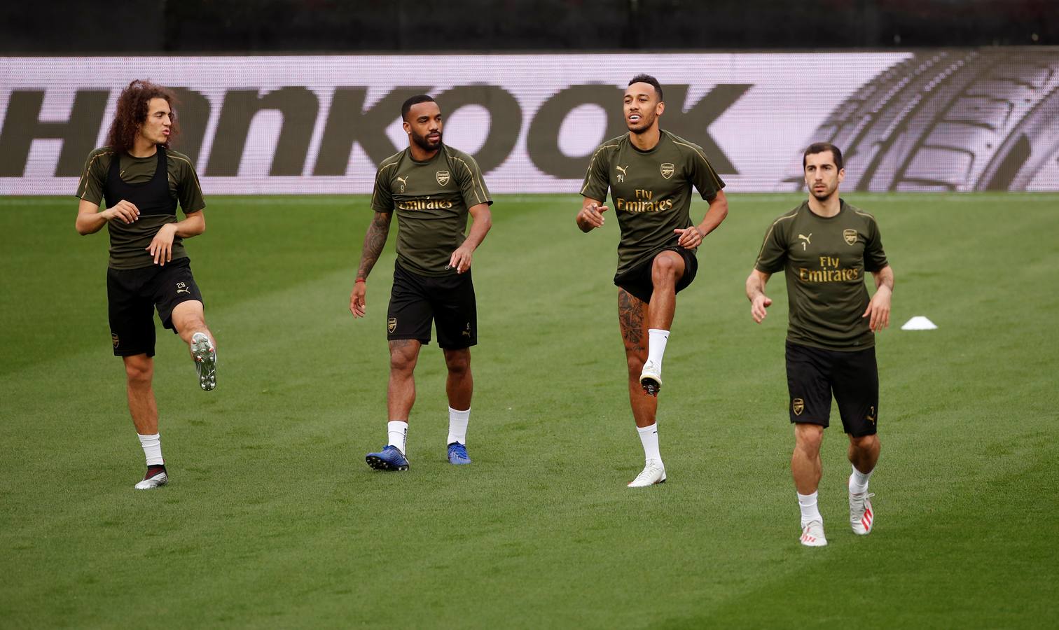 El Arsenal ha aterrizado en Valencia este miércoles y se ha entrenado esta tarde en Mestalla de cara al partido de vuelta de la semifinal de la UEFA Europa League 2018-2019. Marcelino y Gayà por un lado y Unai Emery y Petr Cech por otro han protagonizado las ruedas de prensa previas al choque.