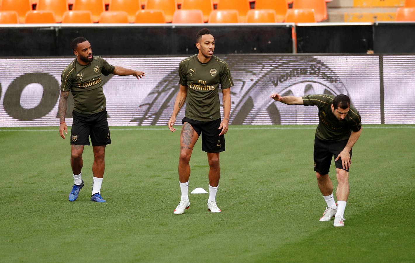 El Arsenal ha aterrizado en Valencia este miércoles y se ha entrenado esta tarde en Mestalla de cara al partido de vuelta de la semifinal de la UEFA Europa League 2018-2019. Marcelino y Gayà por un lado y Unai Emery y Petr Cech por otro han protagonizado las ruedas de prensa previas al choque.