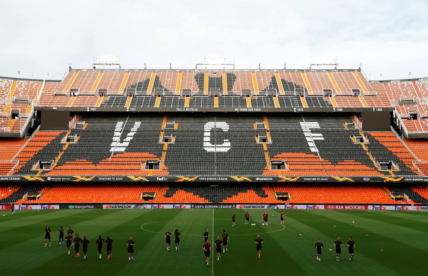 El Arsenal ha aterrizado en Valencia este miércoles y se ha entrenado esta tarde en Mestalla de cara al partido de vuelta de la semifinal de la UEFA Europa League 2018-2019. Marcelino y Gayà por un lado y Unai Emery y Petr Cech por otro han protagonizado las ruedas de prensa previas al choque.