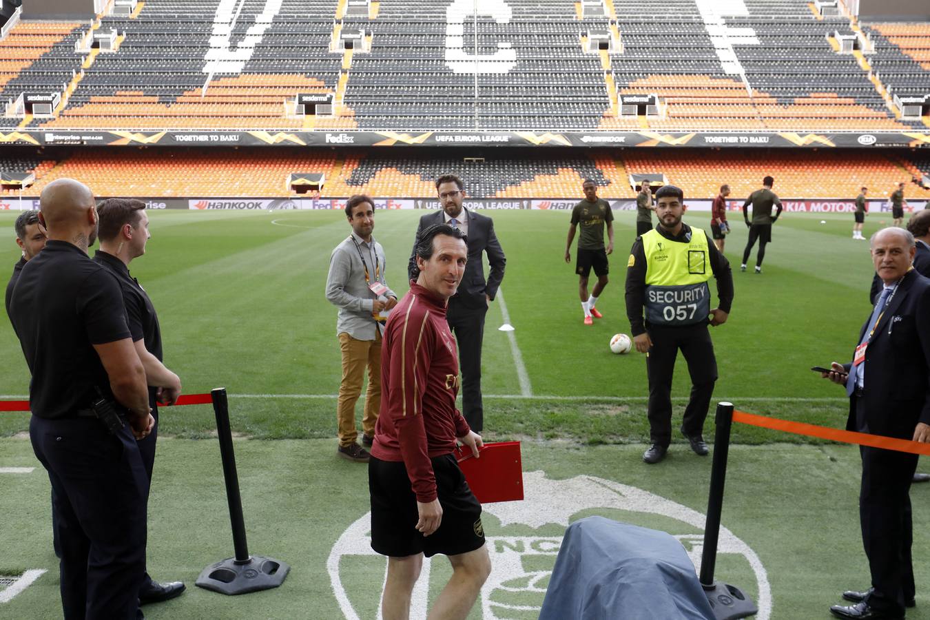 El Arsenal ha aterrizado en Valencia este miércoles y se ha entrenado esta tarde en Mestalla de cara al partido de vuelta de la semifinal de la UEFA Europa League 2018-2019. Marcelino y Gayà por un lado y Unai Emery y Petr Cech por otro han protagonizado las ruedas de prensa previas al choque.