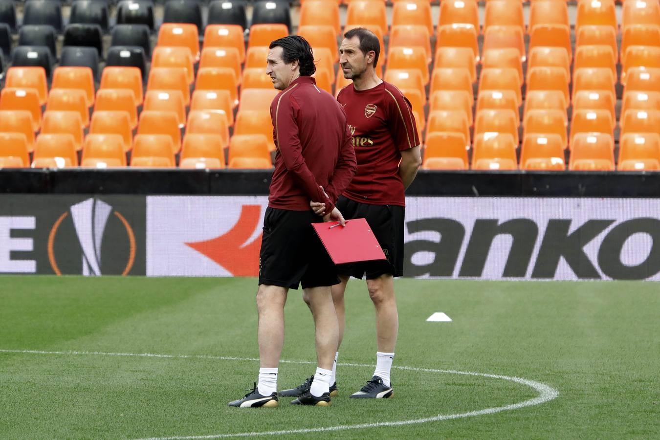 El Arsenal ha aterrizado en Valencia este miércoles y se ha entrenado esta tarde en Mestalla de cara al partido de vuelta de la semifinal de la UEFA Europa League 2018-2019. Marcelino y Gayà por un lado y Unai Emery y Petr Cech por otro han protagonizado las ruedas de prensa previas al choque.