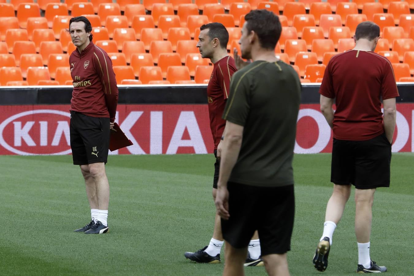 El Arsenal ha aterrizado en Valencia este miércoles y se ha entrenado esta tarde en Mestalla de cara al partido de vuelta de la semifinal de la UEFA Europa League 2018-2019. Marcelino y Gayà por un lado y Unai Emery y Petr Cech por otro han protagonizado las ruedas de prensa previas al choque.