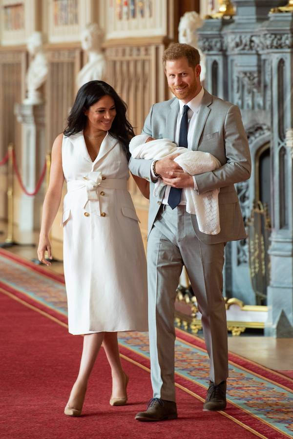 El duque y la duquesa de Sussex presentaron este miércoles a su hijo: Archie Harrison Mountbatten-Windsor. Envuelto en una toquilla blanca y con la cabeza cubierta por un gorrito de ese mismo color, el pequeño Archie permaneció dormido en brazos de su padre durante los pocos minutos en que los Sussex posaron para la prensa. El nuevo miembro de la familia real, séptimo en la línea de sucesión al trono detrás de su abuelo Carlos, su tío Guillermo, los tres hijos de éste y su propio padre, no tendrá tratamiento de alteza por deseo expreso de los padres. 