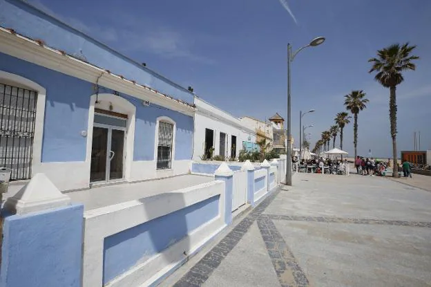 La fachada de la casa que iba a ser protegida con plástico para evitar que el insecticida de las palmeras afectara a Elvira. 