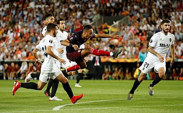 Aubameyang, en la acción del primer gol del Arsenal. 