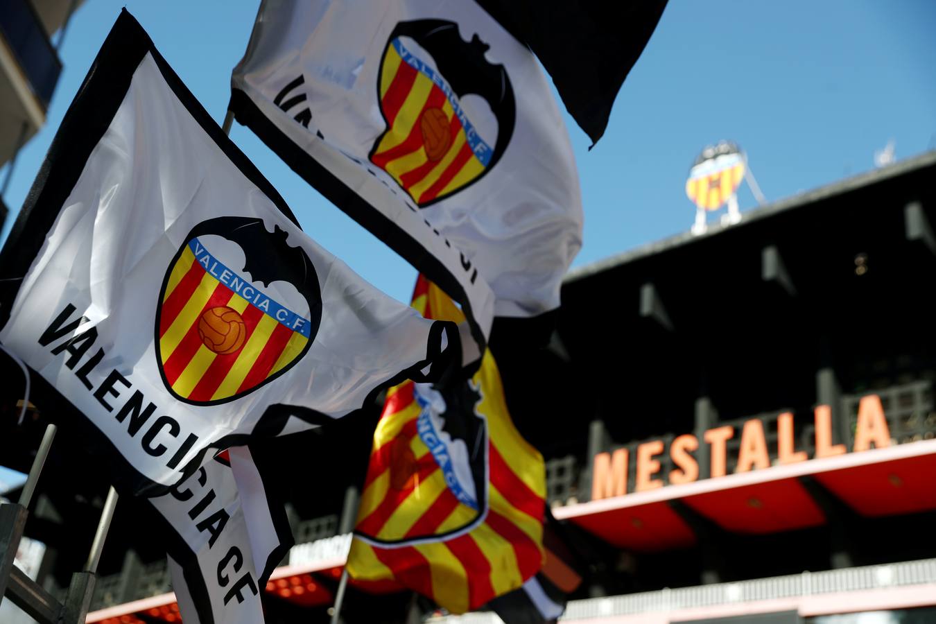 La plaza de la afición presenta un lleno total para llevar al Valencia a la final de Bakú