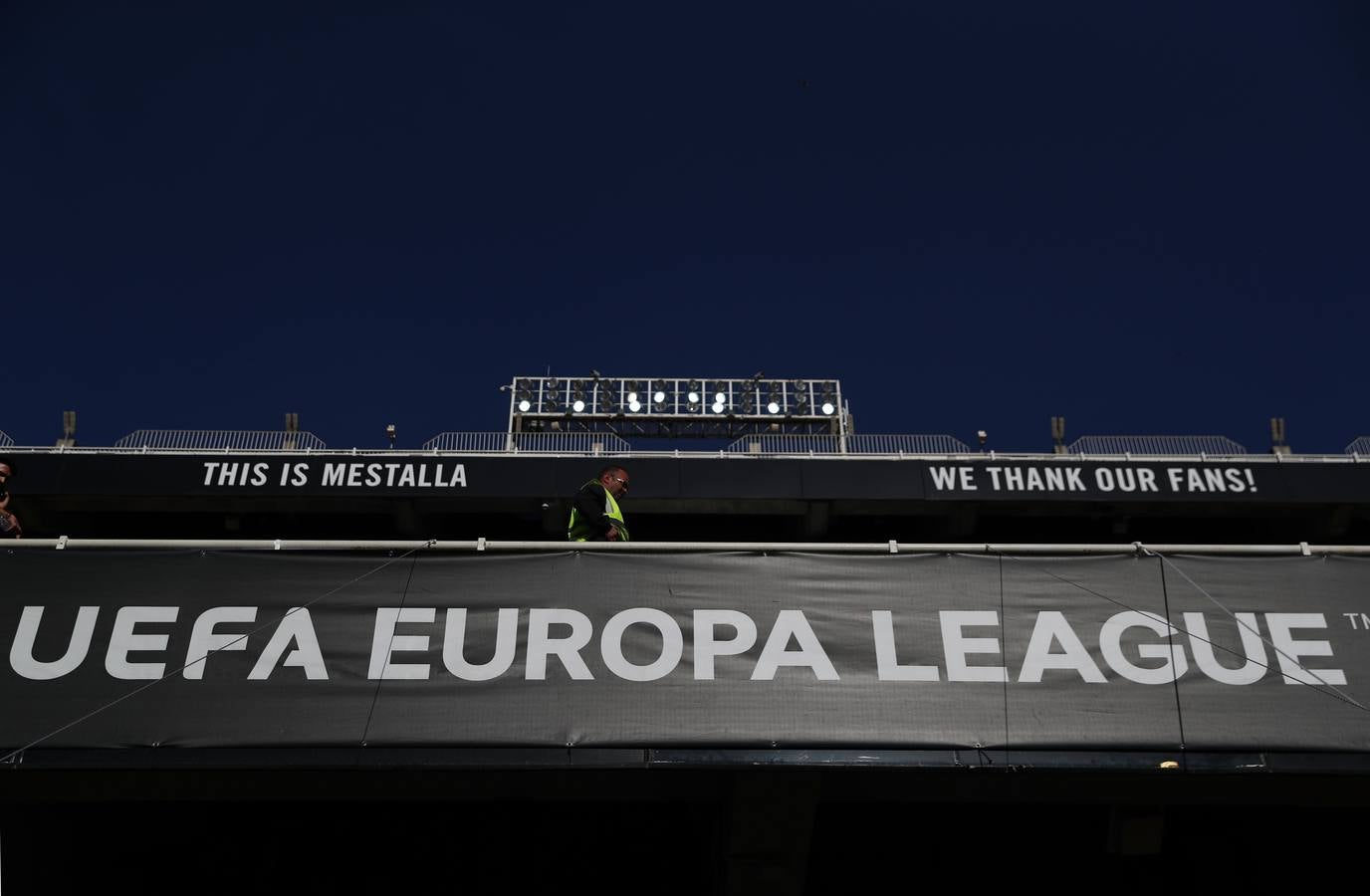 La plaza de la afición presenta un lleno total para llevar al Valencia a la final de Bakú