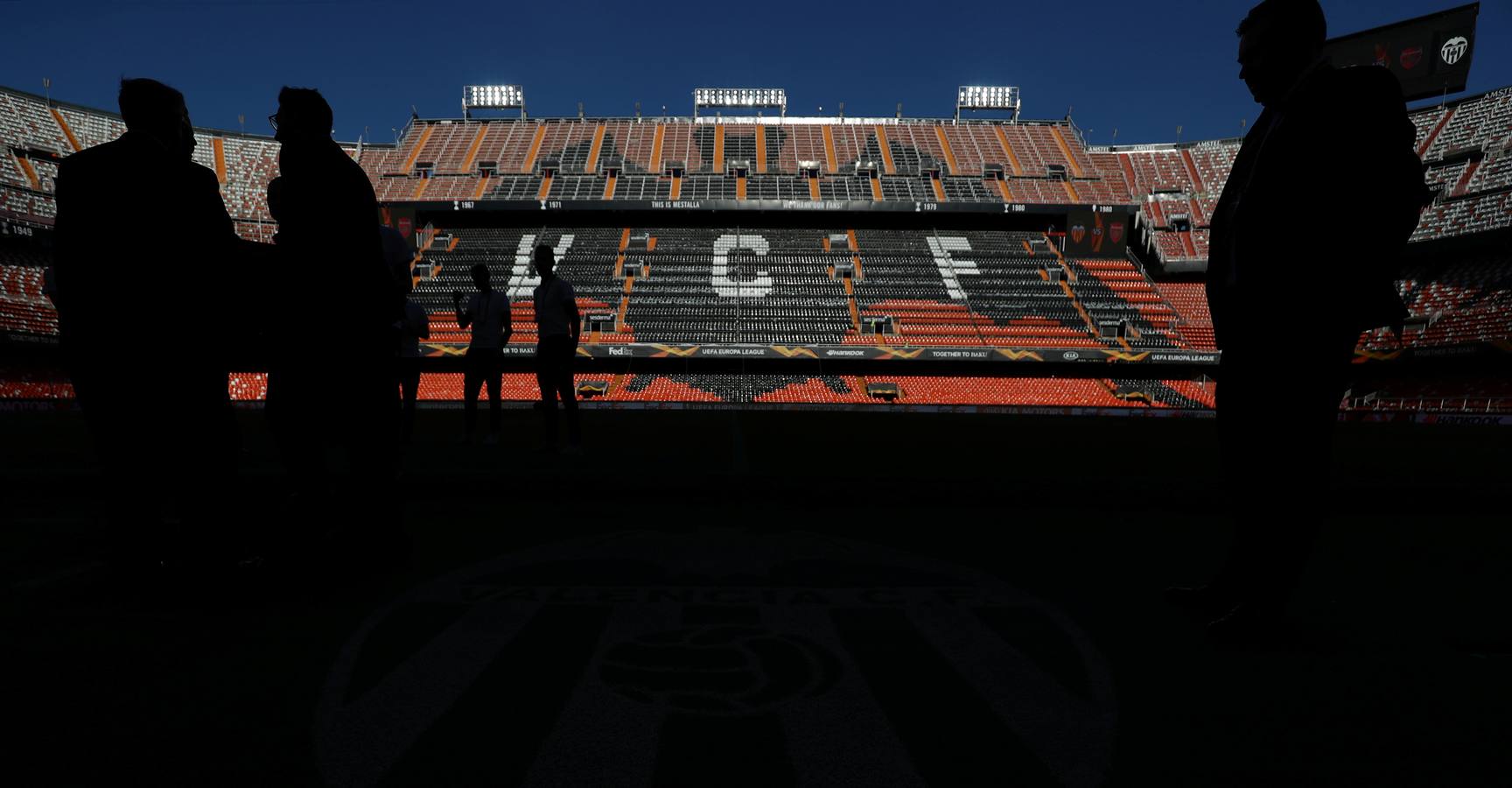 La plaza de la afición presenta un lleno total para llevar al Valencia a la final de Bakú