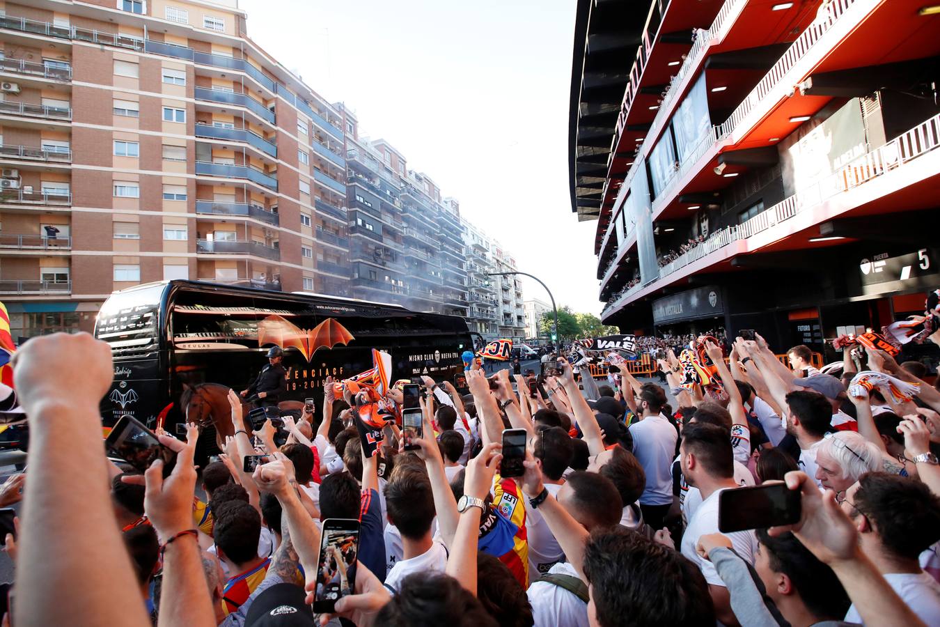 La plaza de la afición presenta un lleno total para llevar al Valencia a la final de Bakú