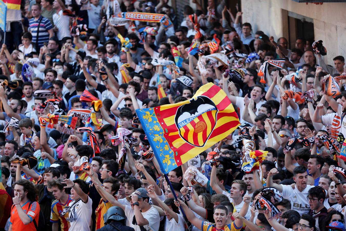 La plaza de la afición presenta un lleno total para llevar al Valencia a la final de Bakú