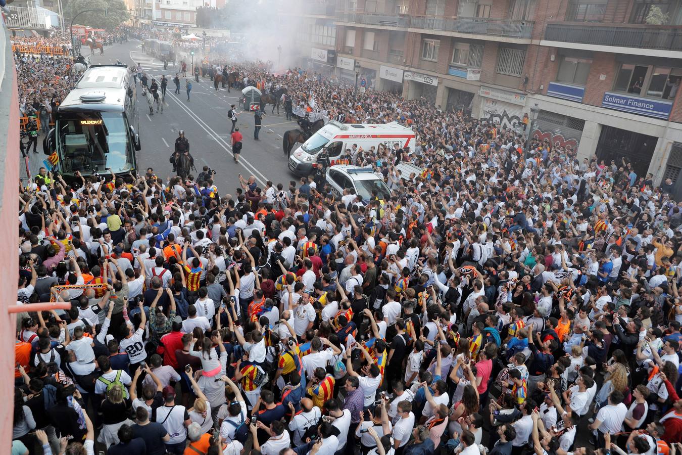 La plaza de la afición presenta un lleno total para llevar al Valencia a la final de Bakú