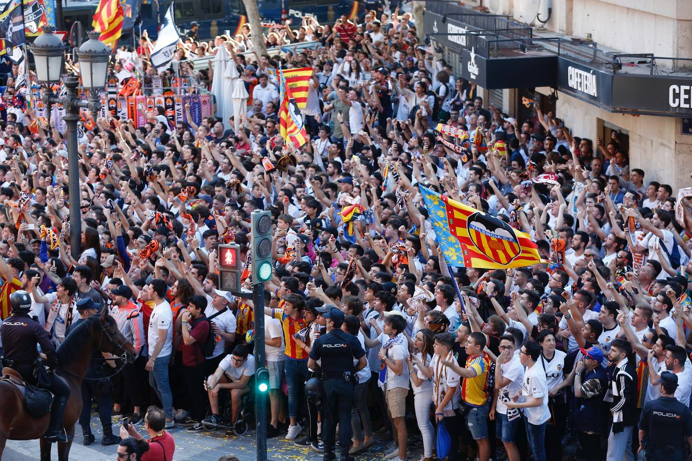 La plaza de la afición presenta un lleno total para llevar al Valencia a la final de Bakú