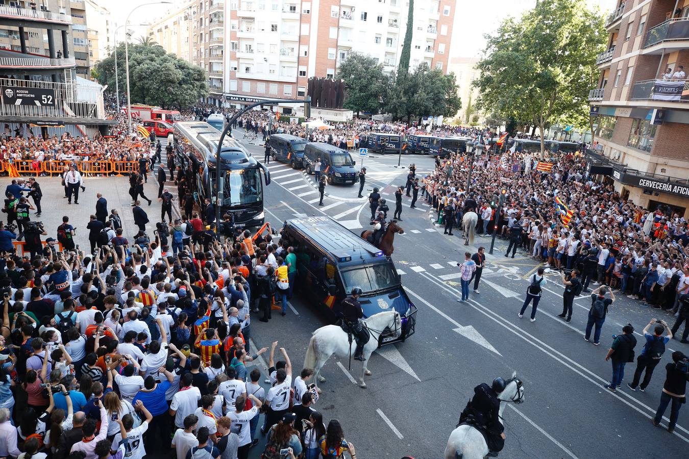 La plaza de la afición presenta un lleno total para llevar al Valencia a la final de Bakú