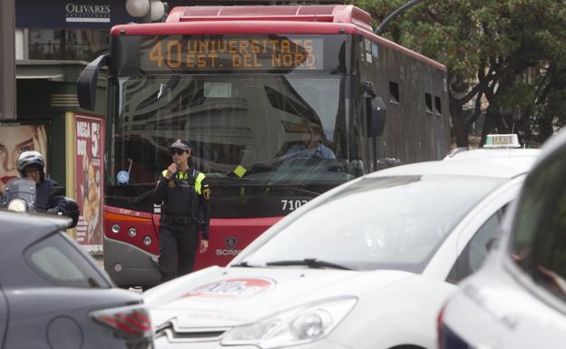 Una policía local dirige el tráfico, ayer, en la avenida Reino de Valencia. 