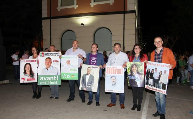 Siete de los nueve partidos que concurren en Dénia inician la pegada de carteles juntos frente al Centro Social