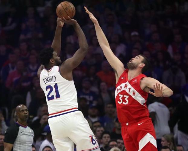 Marc Gasol intenta bloquear un lanzamiento de Joel Embiid. 