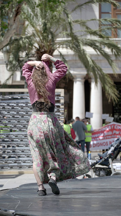 Una «jauría de bestias salvajes y creativas» ha invadido este sábado la Plaza del Ayuntamiento de Valencia, que vuelve a convertirse en la plaza 10 Sentidos, en un enclave que acoge una de las grandes citas del festival, con propuestas que reflexionan sobre la violencia que impregna cada capa de la sociedad y las diversas formas en las que se manifiesta. El certamen apuesta por un potente contenido social y esta edición, bajo el lema 'Bestias', pretende invitar al debate sobre las pulsiones más oscuras del ser humano y sobre la capacidad o no del arte para canalizar esa agresividad que horroriza y estremece, que hipnotiza y atrae a las personas, ha explicado la organización en un comunicado.