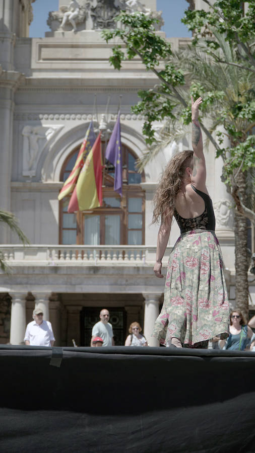 Una «jauría de bestias salvajes y creativas» ha invadido este sábado la Plaza del Ayuntamiento de Valencia, que vuelve a convertirse en la plaza 10 Sentidos, en un enclave que acoge una de las grandes citas del festival, con propuestas que reflexionan sobre la violencia que impregna cada capa de la sociedad y las diversas formas en las que se manifiesta. El certamen apuesta por un potente contenido social y esta edición, bajo el lema 'Bestias', pretende invitar al debate sobre las pulsiones más oscuras del ser humano y sobre la capacidad o no del arte para canalizar esa agresividad que horroriza y estremece, que hipnotiza y atrae a las personas, ha explicado la organización en un comunicado.