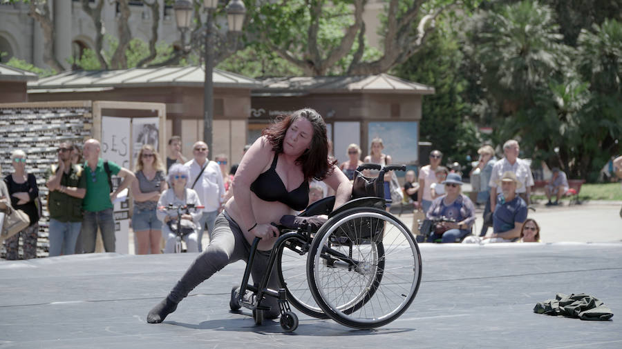 Una «jauría de bestias salvajes y creativas» ha invadido este sábado la Plaza del Ayuntamiento de Valencia, que vuelve a convertirse en la plaza 10 Sentidos, en un enclave que acoge una de las grandes citas del festival, con propuestas que reflexionan sobre la violencia que impregna cada capa de la sociedad y las diversas formas en las que se manifiesta. El certamen apuesta por un potente contenido social y esta edición, bajo el lema 'Bestias', pretende invitar al debate sobre las pulsiones más oscuras del ser humano y sobre la capacidad o no del arte para canalizar esa agresividad que horroriza y estremece, que hipnotiza y atrae a las personas, ha explicado la organización en un comunicado.