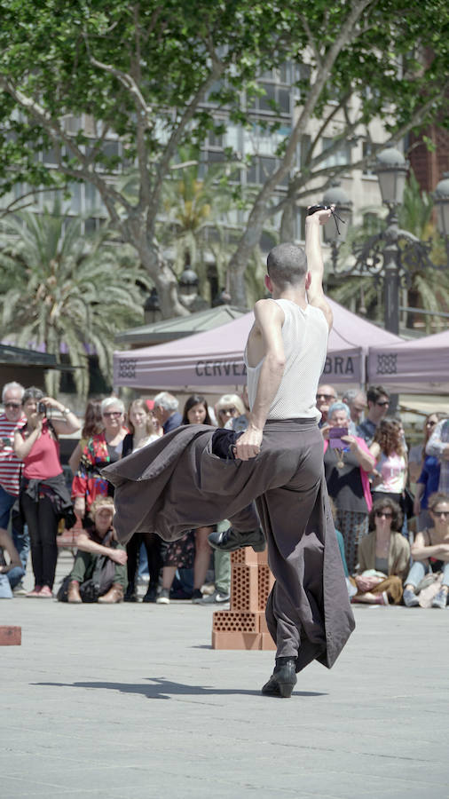 Una «jauría de bestias salvajes y creativas» ha invadido este sábado la Plaza del Ayuntamiento de Valencia, que vuelve a convertirse en la plaza 10 Sentidos, en un enclave que acoge una de las grandes citas del festival, con propuestas que reflexionan sobre la violencia que impregna cada capa de la sociedad y las diversas formas en las que se manifiesta. El certamen apuesta por un potente contenido social y esta edición, bajo el lema 'Bestias', pretende invitar al debate sobre las pulsiones más oscuras del ser humano y sobre la capacidad o no del arte para canalizar esa agresividad que horroriza y estremece, que hipnotiza y atrae a las personas, ha explicado la organización en un comunicado.