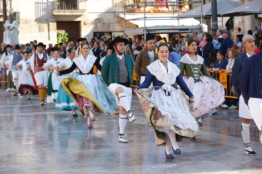 Los bailes regionales vuelven a ser protagonistas de la jornada. Tras el éxito de la dansà infantil vespertina de ayer y de la nocturna de los adultos, un total de 20 grupos de los pueblos de la provincia han demostrado este sábado su amor por la Virgen con diferentes bailes.