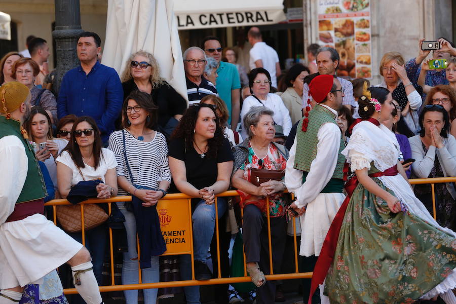 Los bailes regionales vuelven a ser protagonistas de la jornada. Tras el éxito de la dansà infantil vespertina de ayer y de la nocturna de los adultos, un total de 20 grupos de los pueblos de la provincia han demostrado este sábado su amor por la Virgen con diferentes bailes.