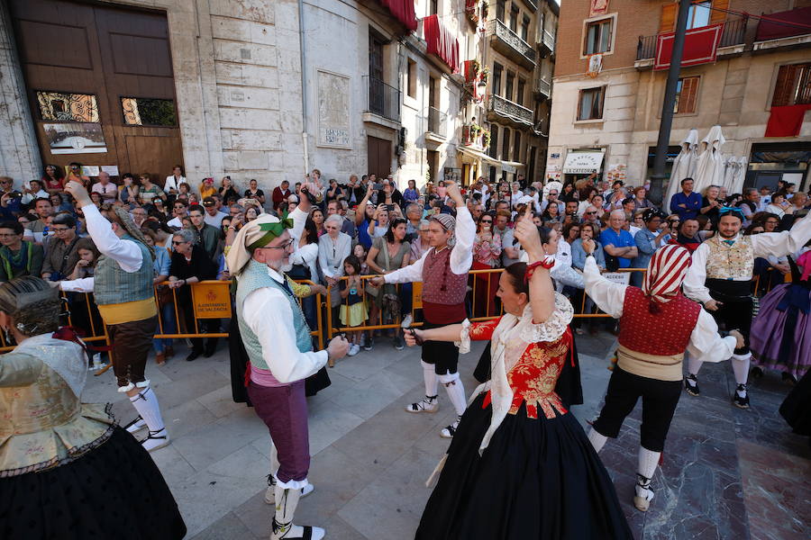 Los bailes regionales vuelven a ser protagonistas de la jornada. Tras el éxito de la dansà infantil vespertina de ayer y de la nocturna de los adultos, un total de 20 grupos de los pueblos de la provincia han demostrado este sábado su amor por la Virgen con diferentes bailes.