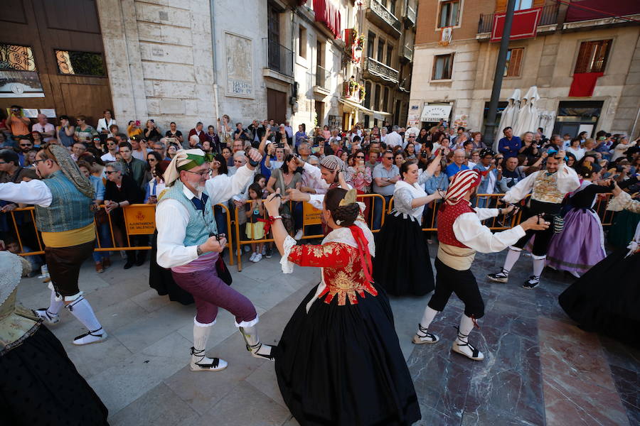 Los bailes regionales vuelven a ser protagonistas de la jornada. Tras el éxito de la dansà infantil vespertina de ayer y de la nocturna de los adultos, un total de 20 grupos de los pueblos de la provincia han demostrado este sábado su amor por la Virgen con diferentes bailes.