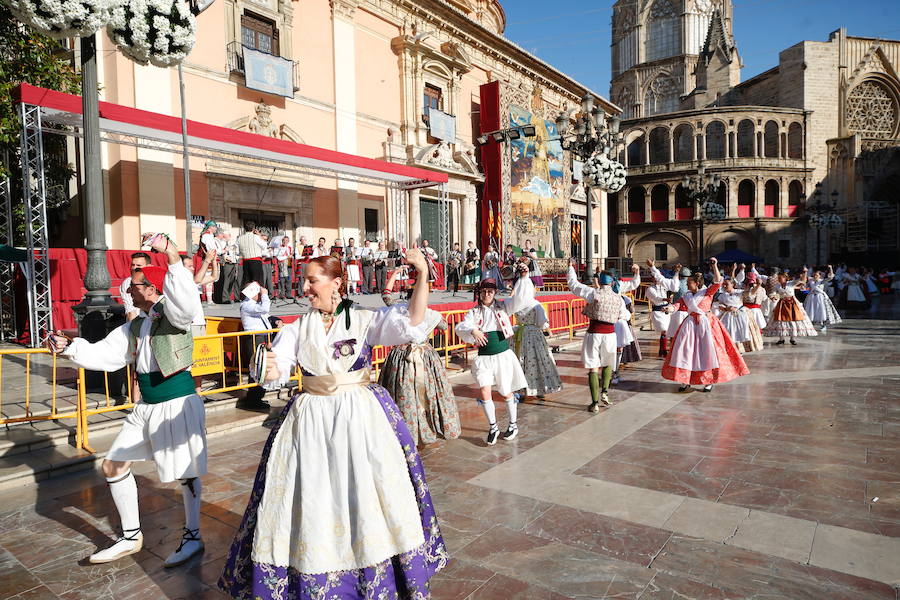 Los bailes regionales vuelven a ser protagonistas de la jornada. Tras el éxito de la dansà infantil vespertina de ayer y de la nocturna de los adultos, un total de 20 grupos de los pueblos de la provincia han demostrado este sábado su amor por la Virgen con diferentes bailes.