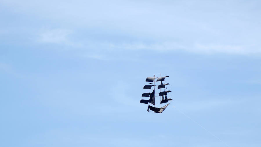 Todo tipo de animales, formas, figuras y banderas ha sobre volado el cielo de Valencia en el XXI Festival de Milotxes que se ha celebrado este fin de semana en la playa del Cabanyal. Alrededor de 100 participantes provenientes de Alemania, Chile y Argentina, junto a los pilotos valencianos y del resto de España, han competido en las modalidades de exhibición de vuelo acrobático individual, vuelo acrobático en equipo, y mejor cometa estática de construcción propia.