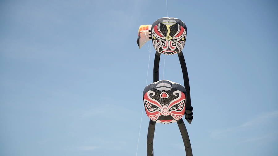 Todo tipo de animales, formas, figuras y banderas ha sobre volado el cielo de Valencia en el XXI Festival de Milotxes que se ha celebrado este fin de semana en la playa del Cabanyal. Alrededor de 100 participantes provenientes de Alemania, Chile y Argentina, junto a los pilotos valencianos y del resto de España, han competido en las modalidades de exhibición de vuelo acrobático individual, vuelo acrobático en equipo, y mejor cometa estática de construcción propia.