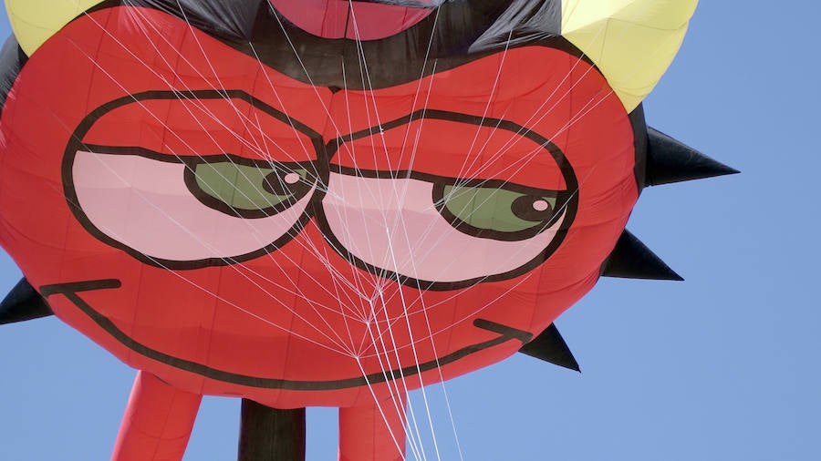 Todo tipo de animales, formas, figuras y banderas ha sobre volado el cielo de Valencia en el XXI Festival de Milotxes que se ha celebrado este fin de semana en la playa del Cabanyal. Alrededor de 100 participantes provenientes de Alemania, Chile y Argentina, junto a los pilotos valencianos y del resto de España, han competido en las modalidades de exhibición de vuelo acrobático individual, vuelo acrobático en equipo, y mejor cometa estática de construcción propia.