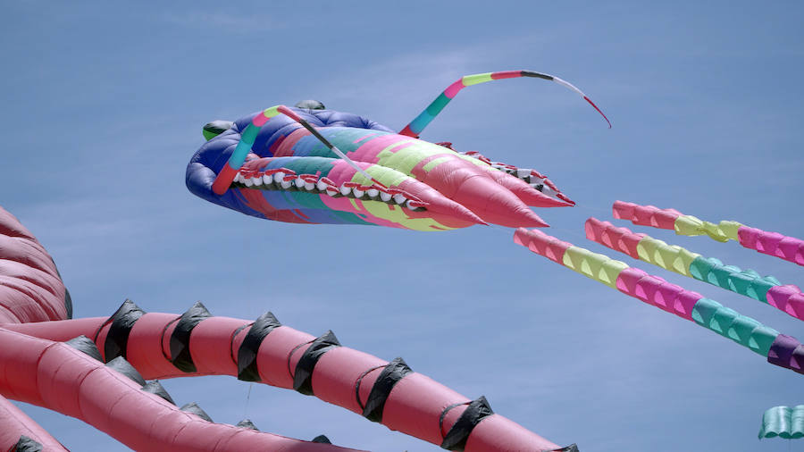 Todo tipo de animales, formas, figuras y banderas ha sobre volado el cielo de Valencia en el XXI Festival de Milotxes que se ha celebrado este fin de semana en la playa del Cabanyal. Alrededor de 100 participantes provenientes de Alemania, Chile y Argentina, junto a los pilotos valencianos y del resto de España, han competido en las modalidades de exhibición de vuelo acrobático individual, vuelo acrobático en equipo, y mejor cometa estática de construcción propia.
