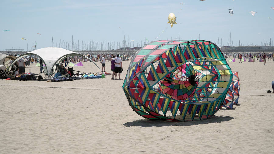 Todo tipo de animales, formas, figuras y banderas ha sobre volado el cielo de Valencia en el XXI Festival de Milotxes que se ha celebrado este fin de semana en la playa del Cabanyal. Alrededor de 100 participantes provenientes de Alemania, Chile y Argentina, junto a los pilotos valencianos y del resto de España, han competido en las modalidades de exhibición de vuelo acrobático individual, vuelo acrobático en equipo, y mejor cometa estática de construcción propia.