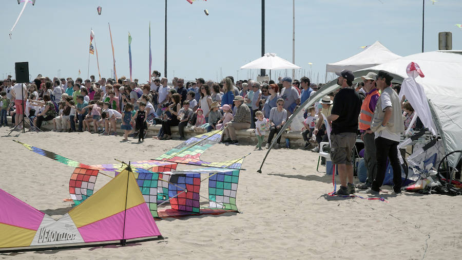 Todo tipo de animales, formas, figuras y banderas ha sobre volado el cielo de Valencia en el XXI Festival de Milotxes que se ha celebrado este fin de semana en la playa del Cabanyal. Alrededor de 100 participantes provenientes de Alemania, Chile y Argentina, junto a los pilotos valencianos y del resto de España, han competido en las modalidades de exhibición de vuelo acrobático individual, vuelo acrobático en equipo, y mejor cometa estática de construcción propia.
