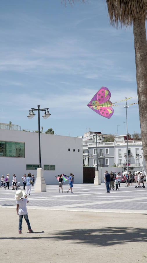 Todo tipo de animales, formas, figuras y banderas ha sobre volado el cielo de Valencia en el XXI Festival de Milotxes que se ha celebrado este fin de semana en la playa del Cabanyal. Alrededor de 100 participantes provenientes de Alemania, Chile y Argentina, junto a los pilotos valencianos y del resto de España, han competido en las modalidades de exhibición de vuelo acrobático individual, vuelo acrobático en equipo, y mejor cometa estática de construcción propia.