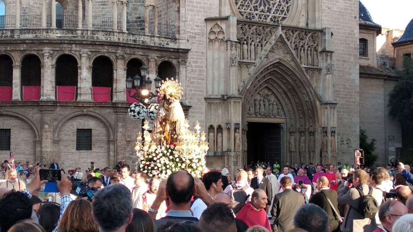 Un centenar de asociaciones cívicas y confesionales acompañan a la Virgen de los Desamparados en la procesión general que recorre esta tarde las calles del centro histórico de Valencia.