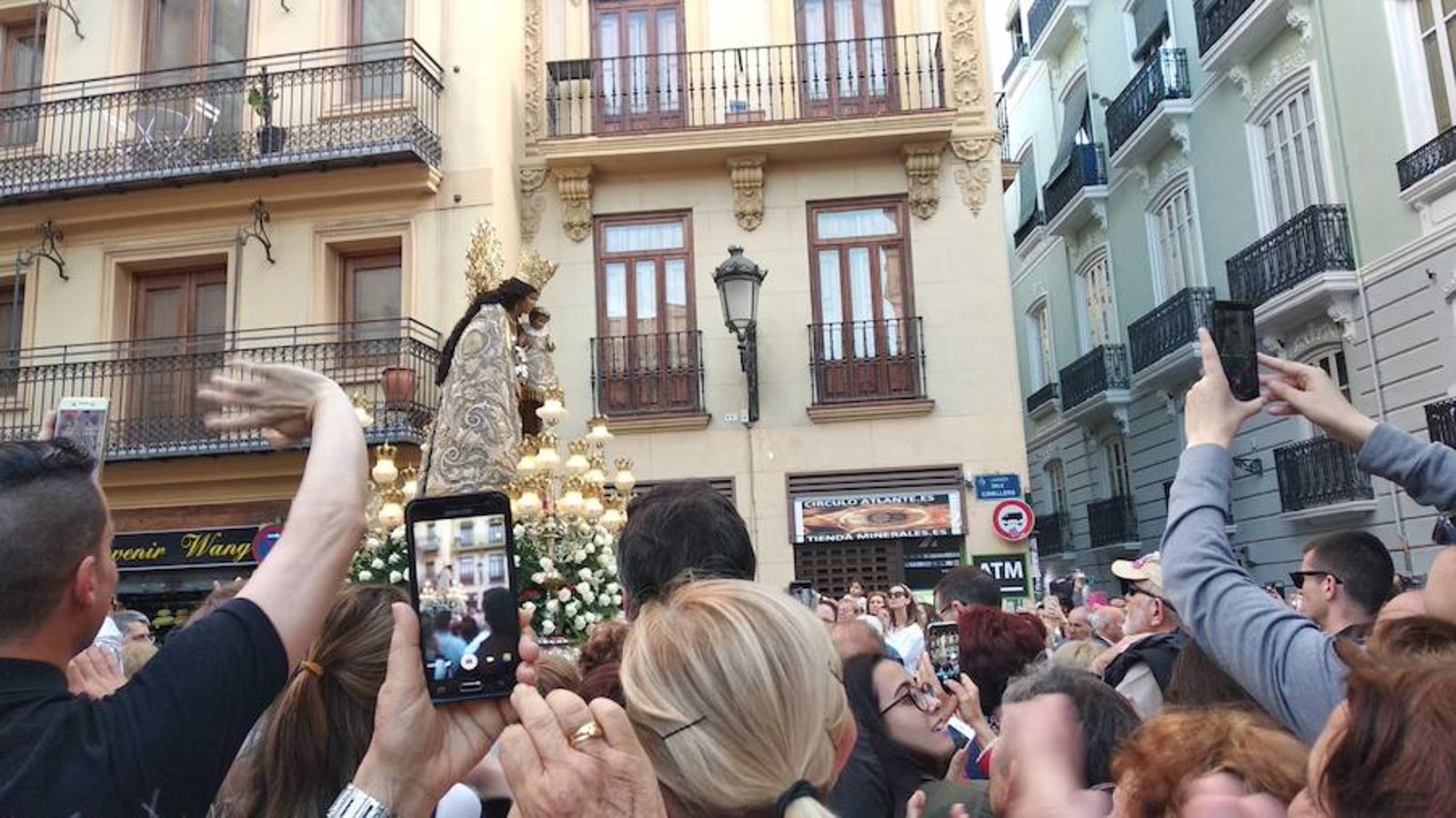 Un centenar de asociaciones cívicas y confesionales acompañan a la Virgen de los Desamparados en la procesión general que recorre esta tarde las calles del centro histórico de Valencia.