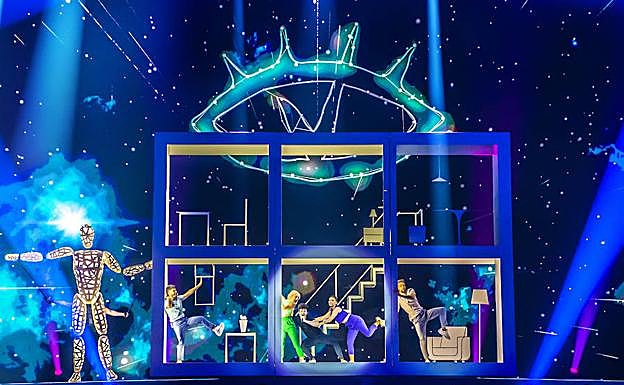 Las similitudes entre la actuación de Miki para Eurovisión y 'Aquí no hay quien viva'