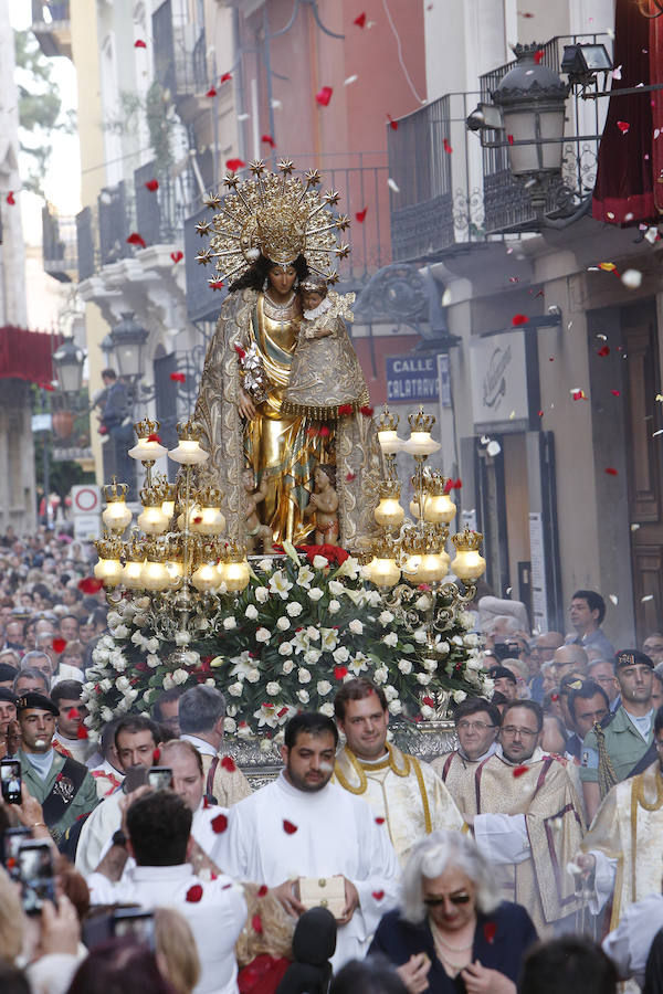 Un centenar de asociaciones cívicas y confesionales acompañan a la Virgen de los Desamparados en la procesión general que recorre esta tarde las calles del centro histórico de Valencia.