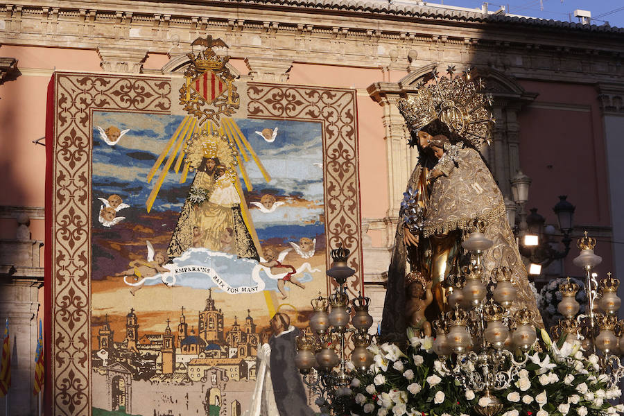Un centenar de asociaciones cívicas y confesionales acompañan a la Virgen de los Desamparados en la procesión general que recorre esta tarde las calles del centro histórico de Valencia.