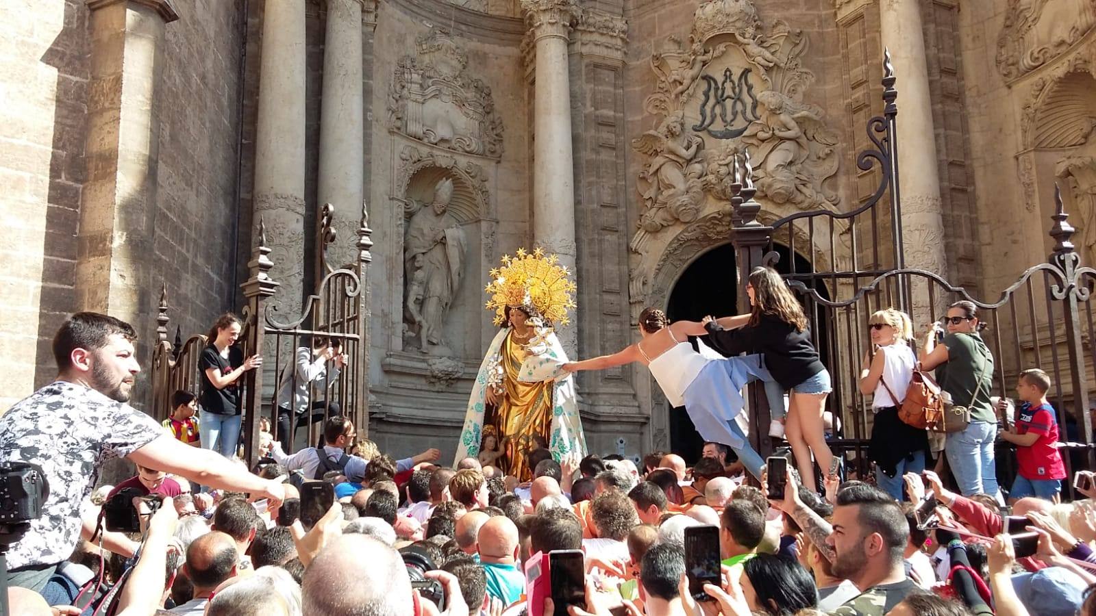 Traslado de la Mare de Déu, la Virgen de los Desamparados, en 2019. Un momento del traslado entre la basílica y la catedral de Valencia, celebrado después de la Misa de Infantes.
