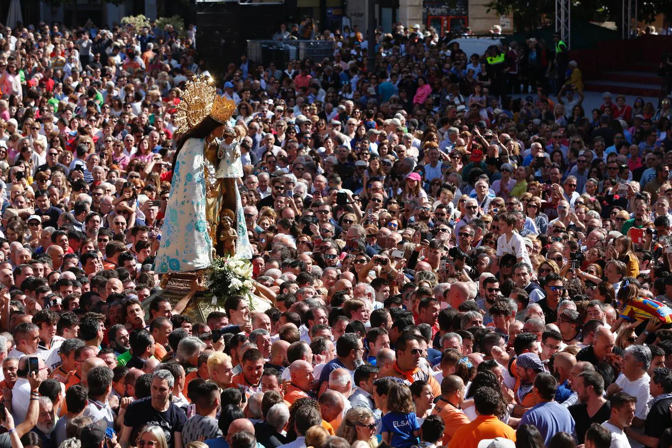 Traslado de la Mare de Déu, la Virgen de los Desamparados, en 2019. Un momento del traslado entre la basílica y la catedral de Valencia.