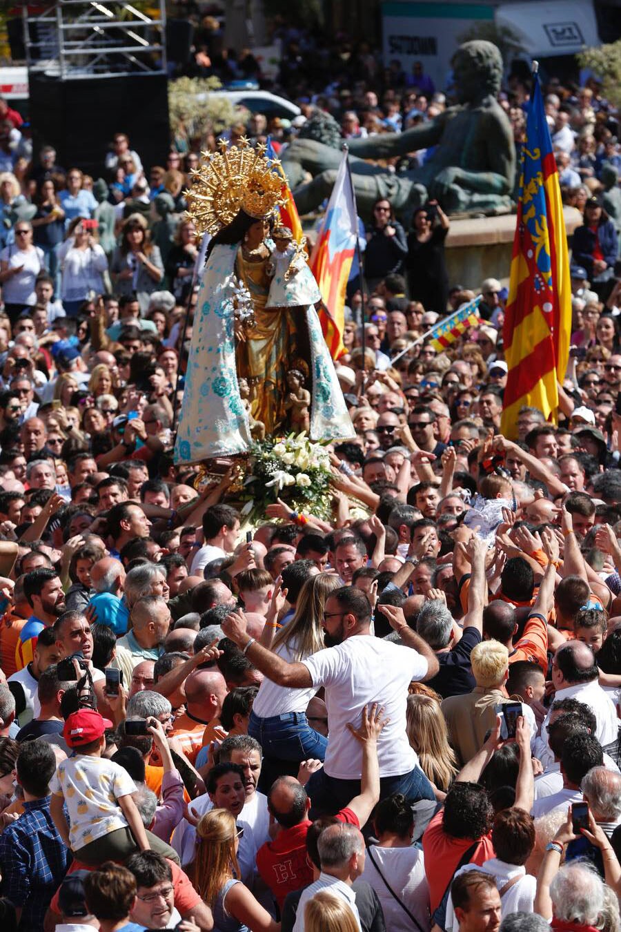 Traslado de la Mare de Déu, la Virgen de los Desamparados, en 2019. Un momento del traslado entre la basílica y la catedral de Valencia.