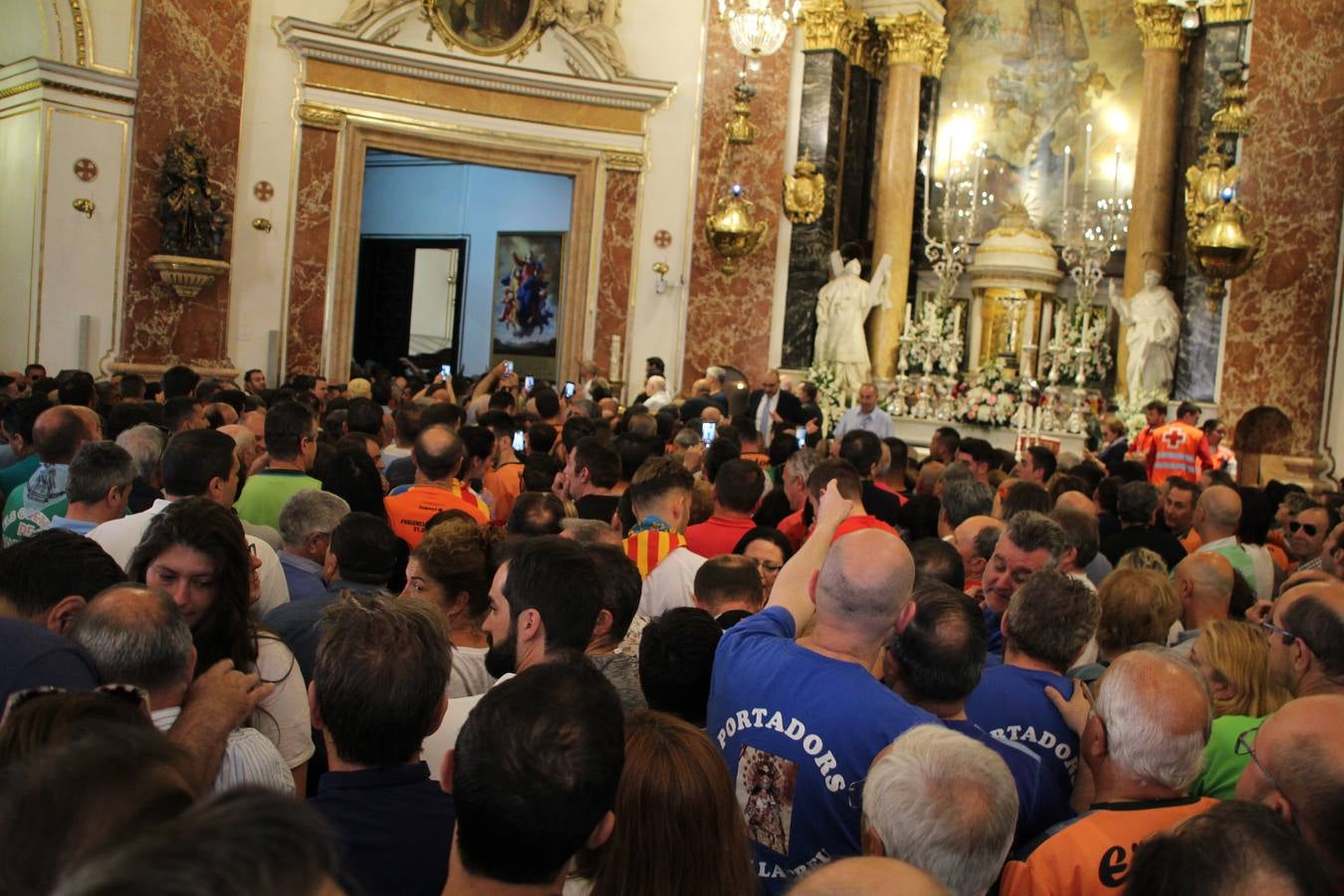 Traslado de la Mare de Déu, la Virgen de los Desamparados, en 2019. Un momento del traslado entre la basílica y la catedral de Valencia, celebrado después de la Misa de Infantes.