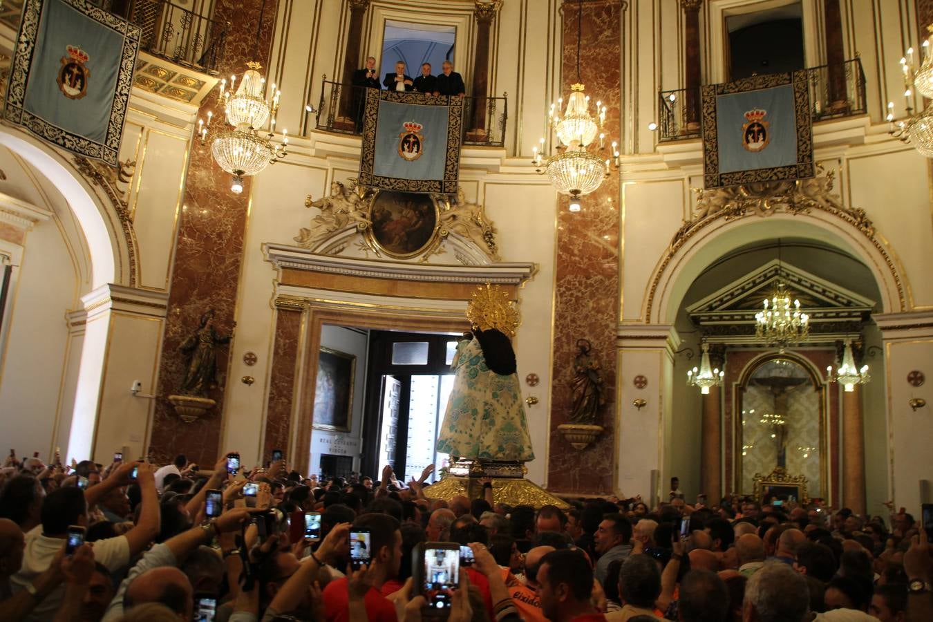 Traslado de la Mare de Déu, la Virgen de los Desamparados, en 2019. Un momento del traslado entre la basílica y la catedral de Valencia, celebrado después de la Misa de Infantes.