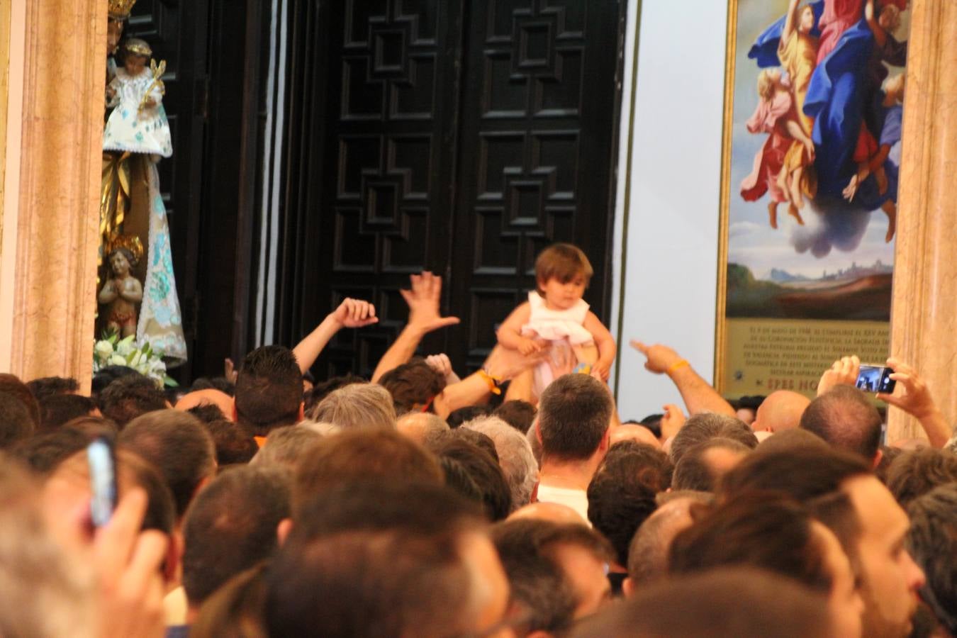 Traslado de la Mare de Déu, la Virgen de los Desamparados, en 2019. Un momento del traslado entre la basílica y la catedral de Valencia, celebrado después de la Misa de Infantes.